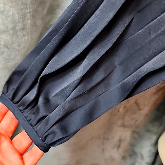 Vince Black Pleated Top Size M - Picture 3 of 11